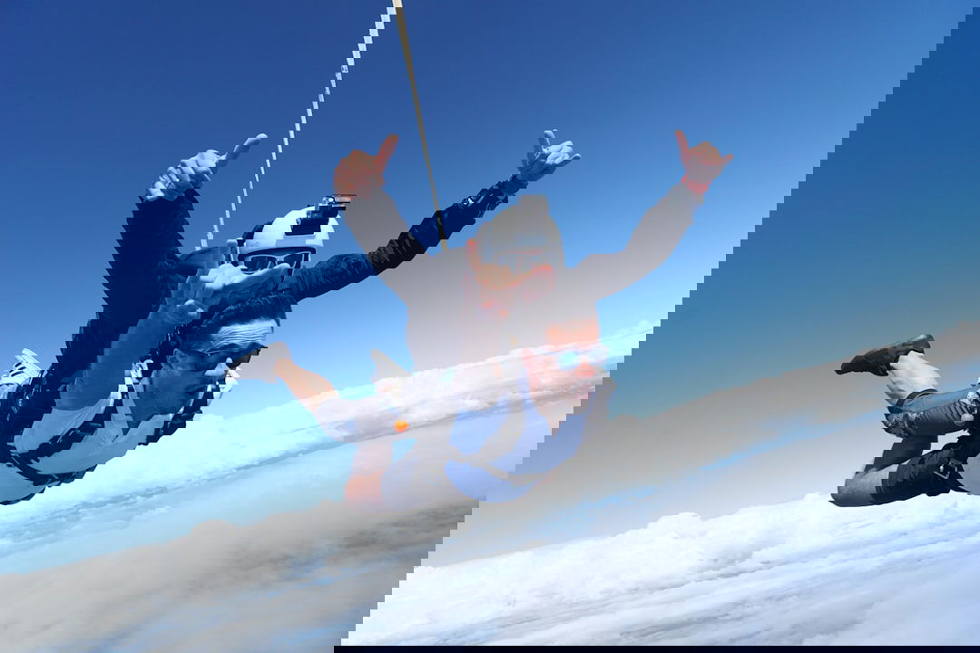 Erlebnisgutschein als Geschenk: Fallschirmsprung als Symbol für Erlebnis, Flexibilität und Erinnerungen