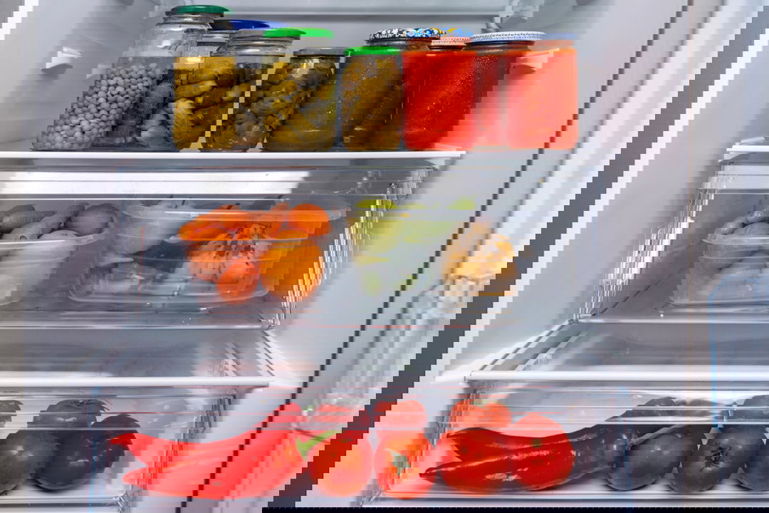 Kühlschrank mit gefüllten Lebensmitteln