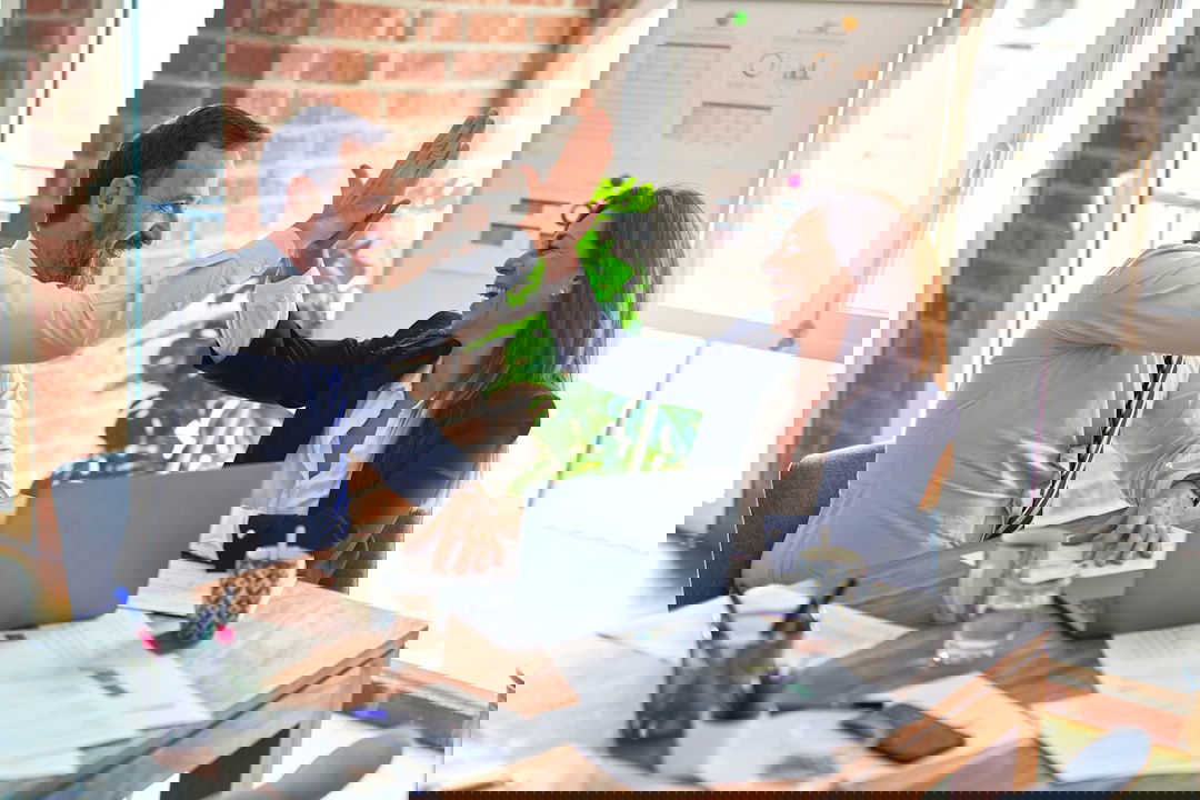 Paar freut sich über gebuchte Reise