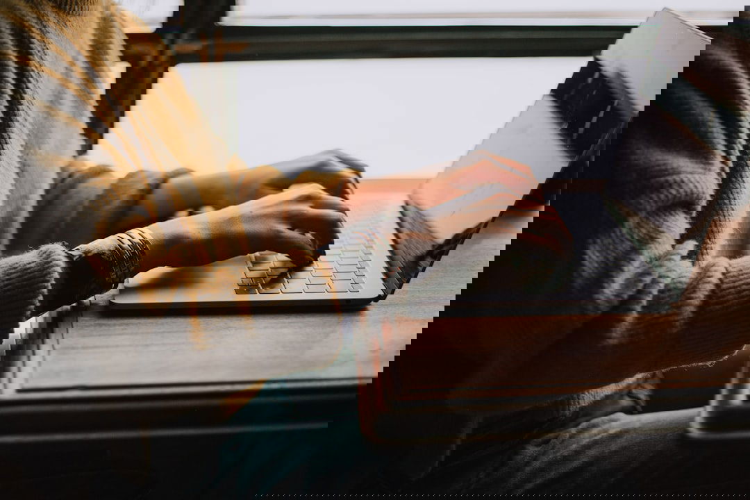 Person verwendet Laptop zum Shoppen