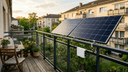 Zwei Solarmodule eines 800-Watt-Balkonkraftwerks an einer Balkonbrüstung in der Nachmittagssonne