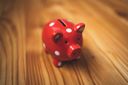 Sparen mit Coupons: Sparschwein und Rabattcodes beim Einkauf